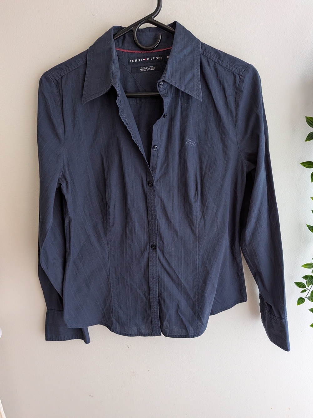 Tommy Hilfiger Vintage Navy Button-Front Shirt with Red Trim Accent
